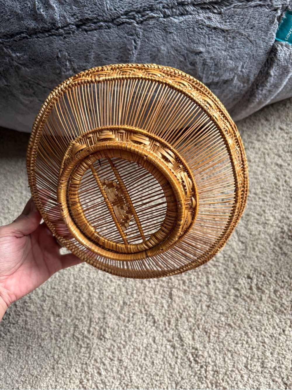 vintage mid-century footed round basket made of woven bamboo and pencil reed - Picture 4 of 9